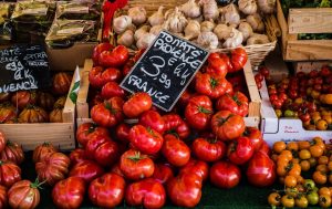 Tomatoes and garlic on a market stall