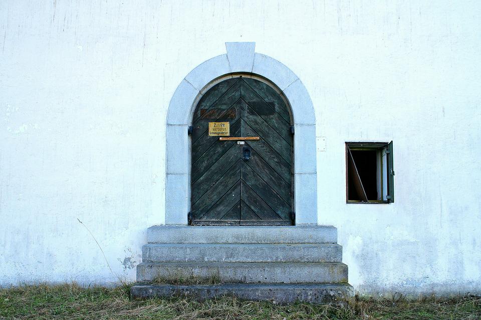 Snooping around the chateau