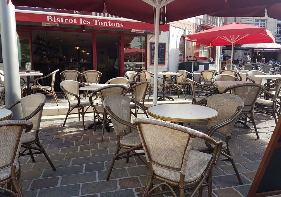 Wine Bar Bistrot Les Tontons in pretty Place Saint Pierre in Saumur