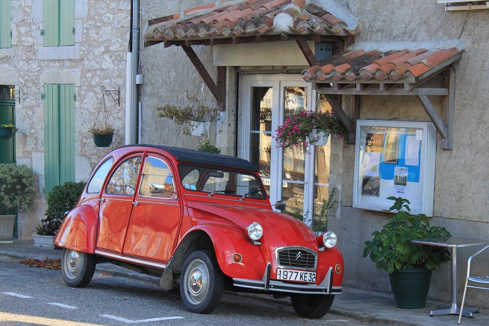 The 2CV does a kind deed